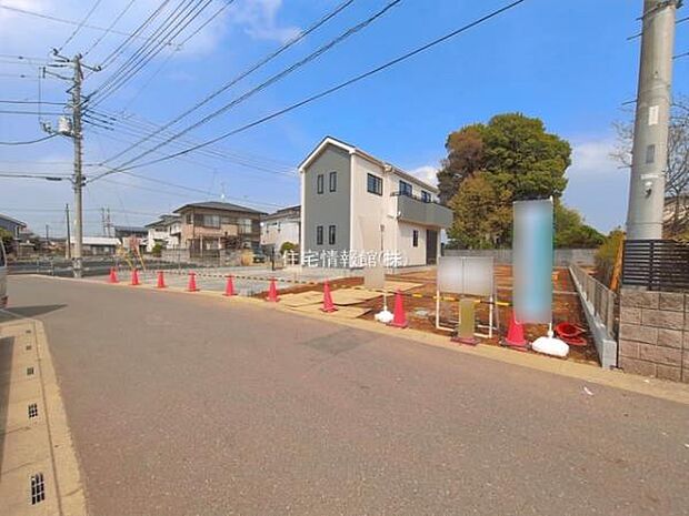 前面道路を含めた現地写真です。