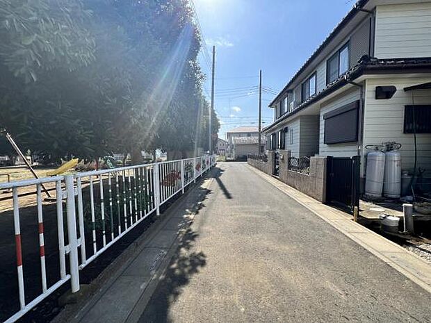 前面道路です。住宅地につき落ち着いた新生活を始められそうです。