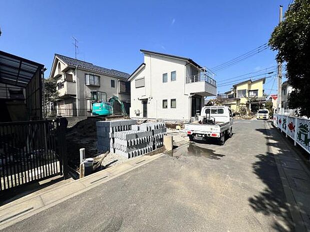 前面道路を含めた現地写真です。ぜひ周辺環境も併せてご覧ください。