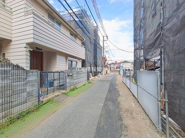 前面道路を含めた現地写真です。