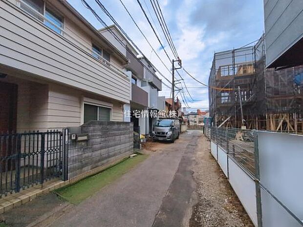 前面道路を含めた現地写真です。