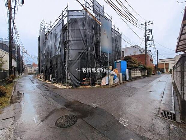 前面道路を含めた現地写真です。