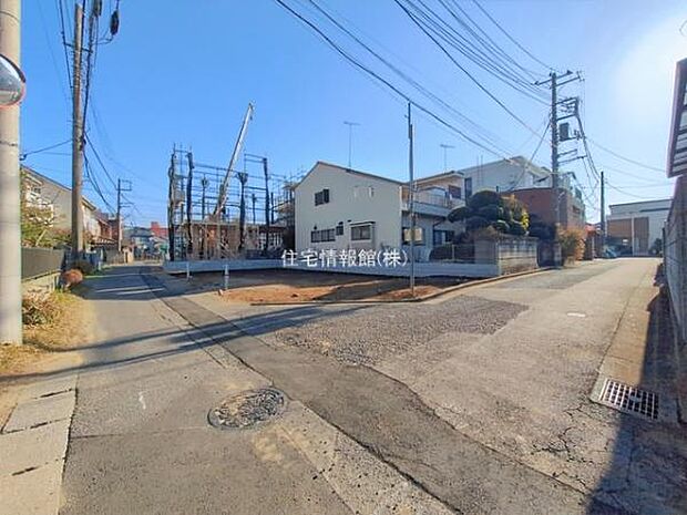 前面道路を含めた現地写真です。