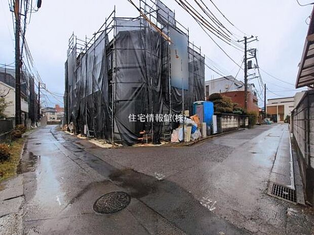 前面道路を含めた現地写真です。