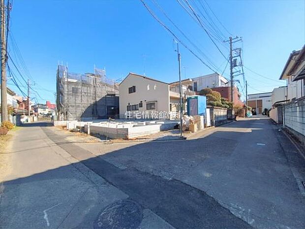 前面道路を含めた現地写真です。