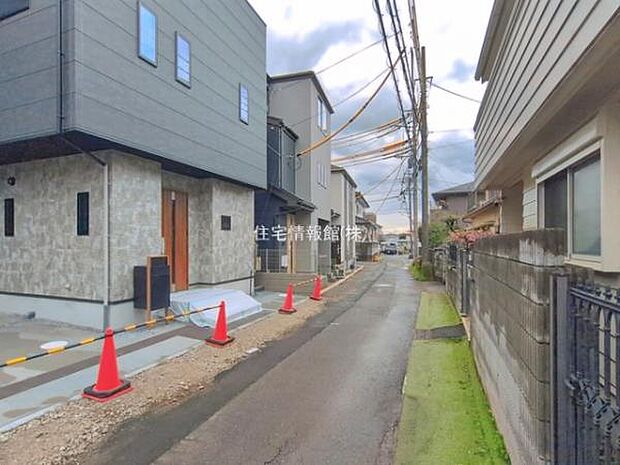 前面道路を含めた現地写真です。