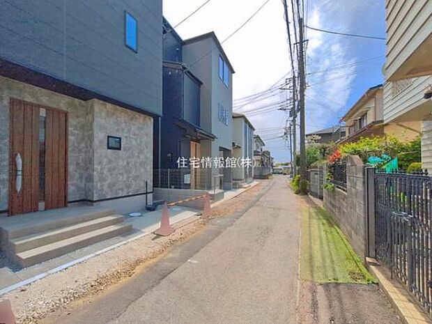 前面道路を含めた現地写真です。