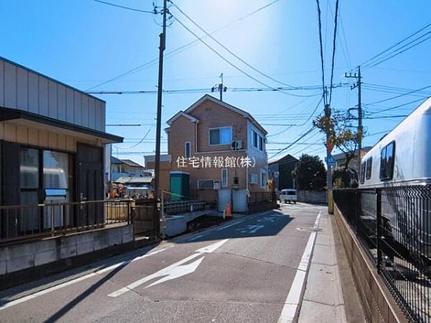 前面道路を含めた現地写真です。