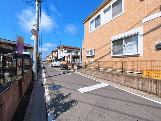 前面道路を含めた現地写真です。