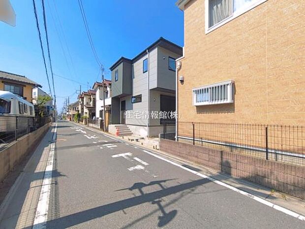 前面道路を含めた現地写真です。