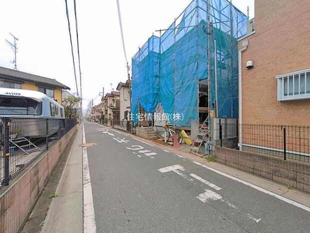 前面道路を含めた現地写真です。