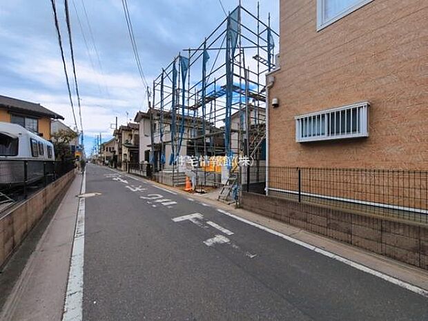 前面道路を含めた現地写真です。