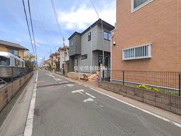 前面道路を含めた現地写真です。