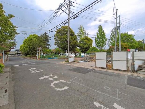 前面道路を含めた現地写真です。