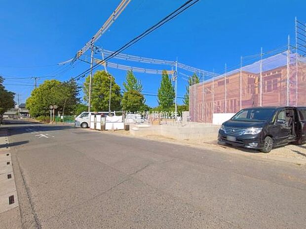 前面道路を含めた現地写真です。