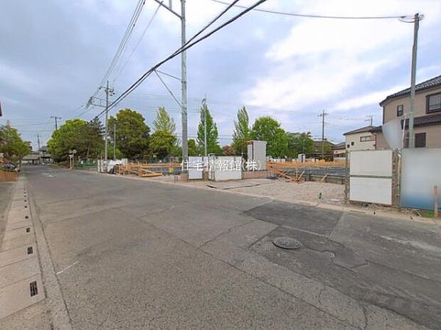 前面道路を含めた現地写真です。