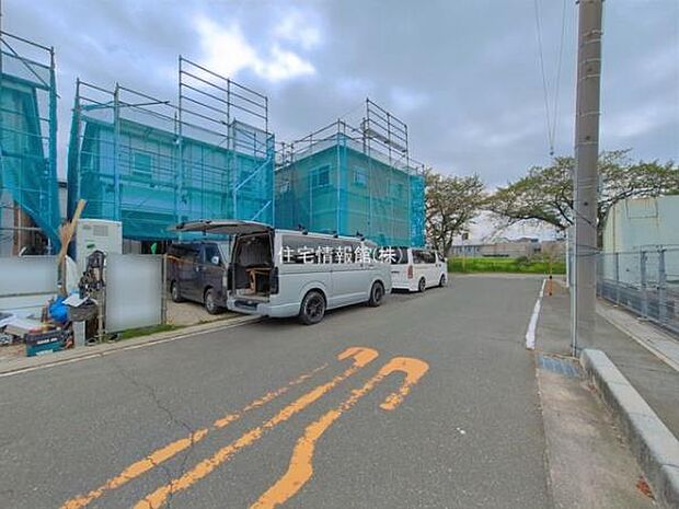 前面道路を含めた現地写真です。