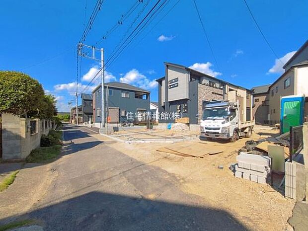 前面道路を含めた現地写真です。
