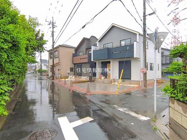 前面道路を含めた現地写真です。