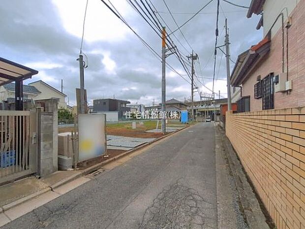 前面道路を含めた現地写真です。