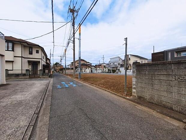 前面道路を含めた現地写真です。