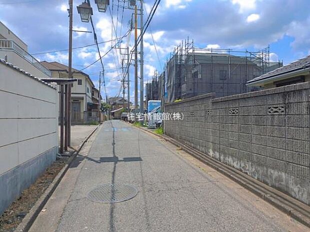 前面道路を含めた現地写真です。