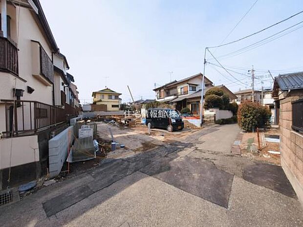 前面道路を含めた現地写真です。