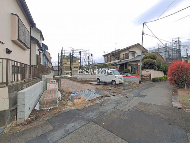 前面道路を含めた現地写真です。