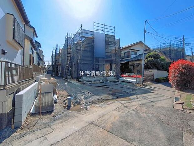 前面道路を含めた現地写真です。