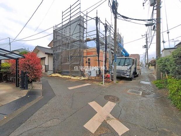 前面道路を含めた現地写真です。