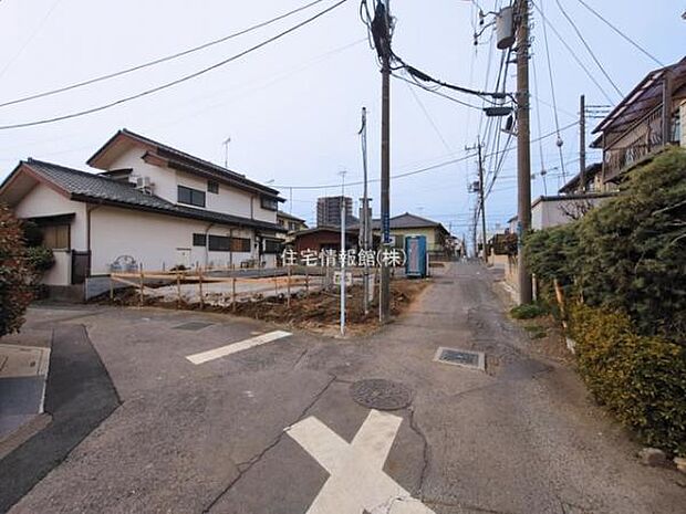 前面道路を含めた現地写真です。