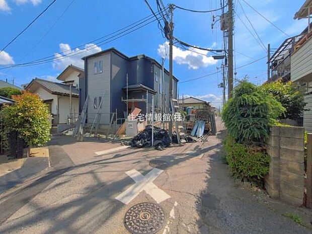 前面道路を含めた現地写真です。