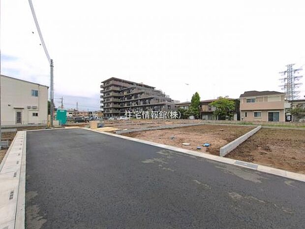 前面道路を含めた現地写真です。