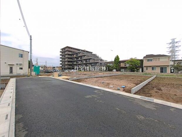 前面道路を含めた現地写真です。