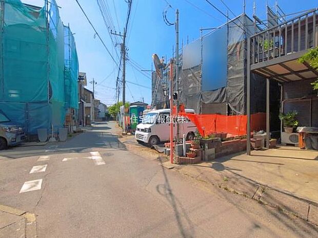 前面道路を含めた現地写真です。