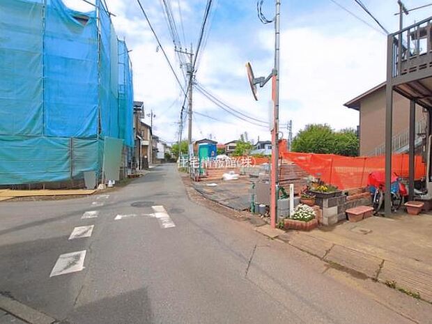 前面道路を含めた現地写真です。