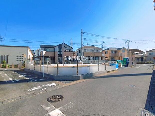 前面道路を含めた現地写真です。
