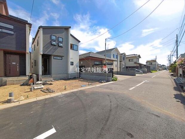 前面道路を含めた現地写真です。