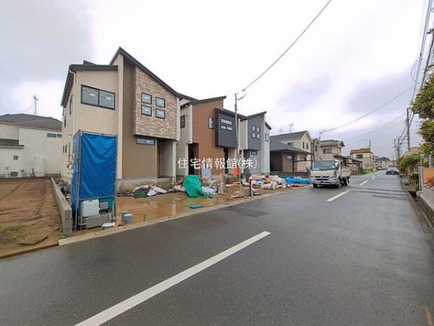 前面道路を含めた現地写真です。