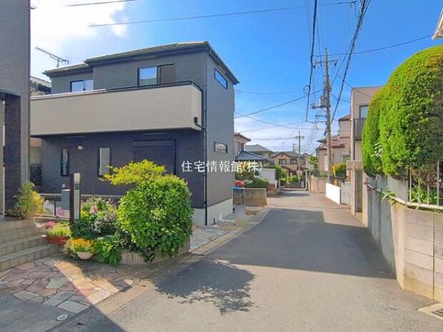 前面道路を含めた現地写真です。