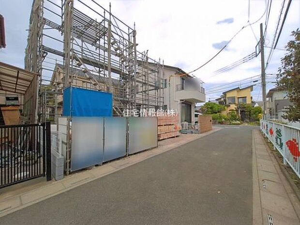 前面道路を含めた現地写真です。