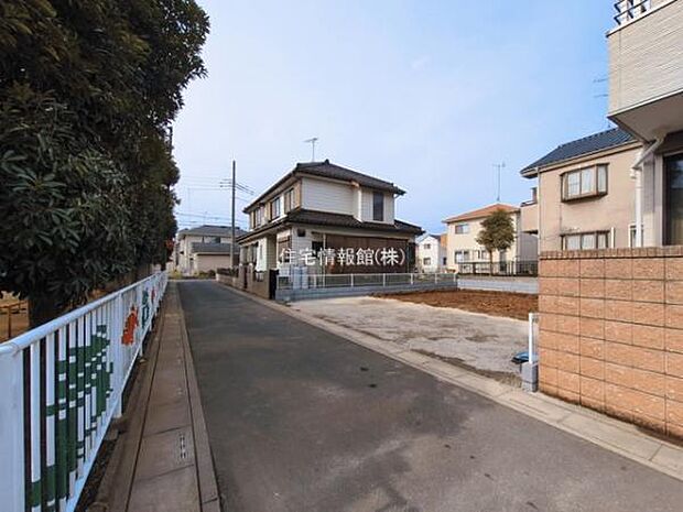 前面道路を含めた現地写真です。