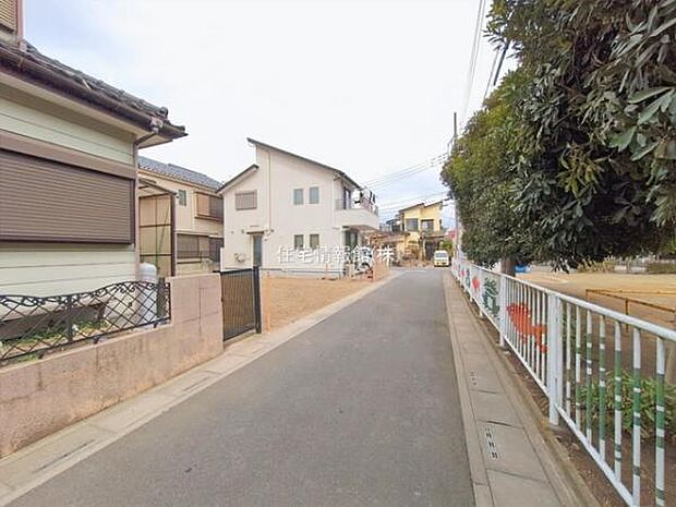 前面道路を含めた現地写真です。