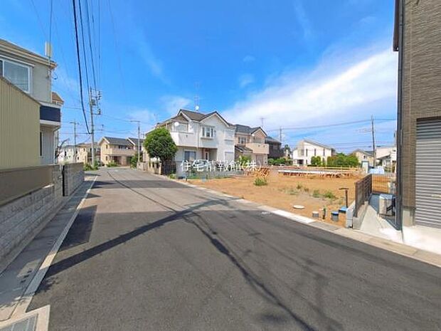 前面道路を含めた現地写真です。