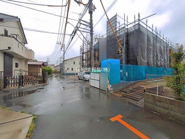 前面道路を含めた現地写真です。