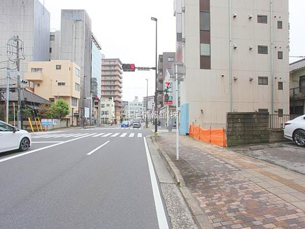 前面道路を含めた現地写真です。