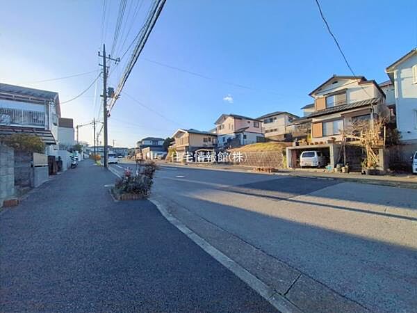 前面道路を含めた現地写真です。