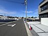 外観：前面道路を含めた現地写真です。