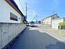 外観：前面道路を含めた現地写真です。