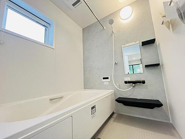 お洗濯にも重宝する浴室乾燥機付き。寒い時期もいつも温かいお湯に浸かれる追い焚き機能付きです。